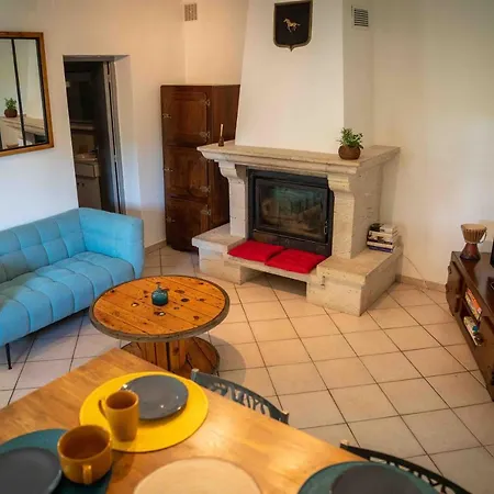 Maison Chaleureuse Avec Exterieur Pres De La *